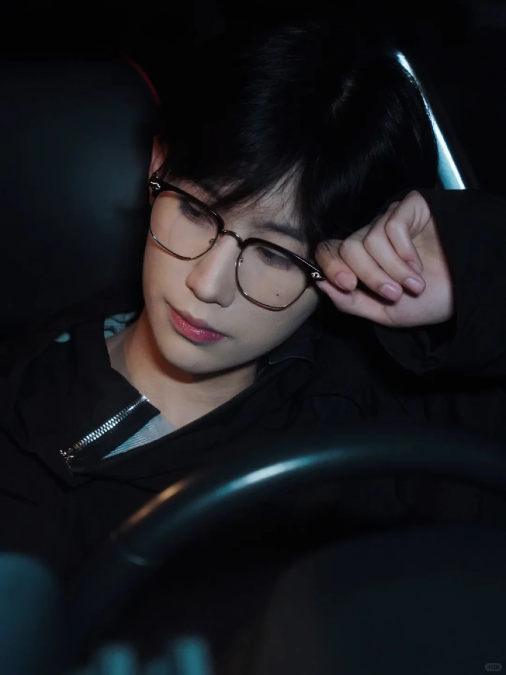 ảnh trai đẹp ngồi trên xe hơi