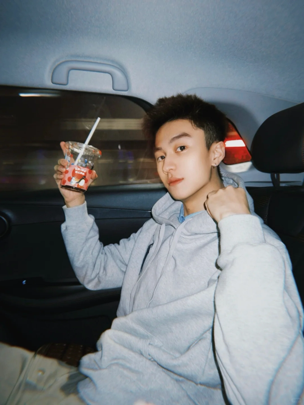 ảnh trai đẹp ngồi trên xe hơi