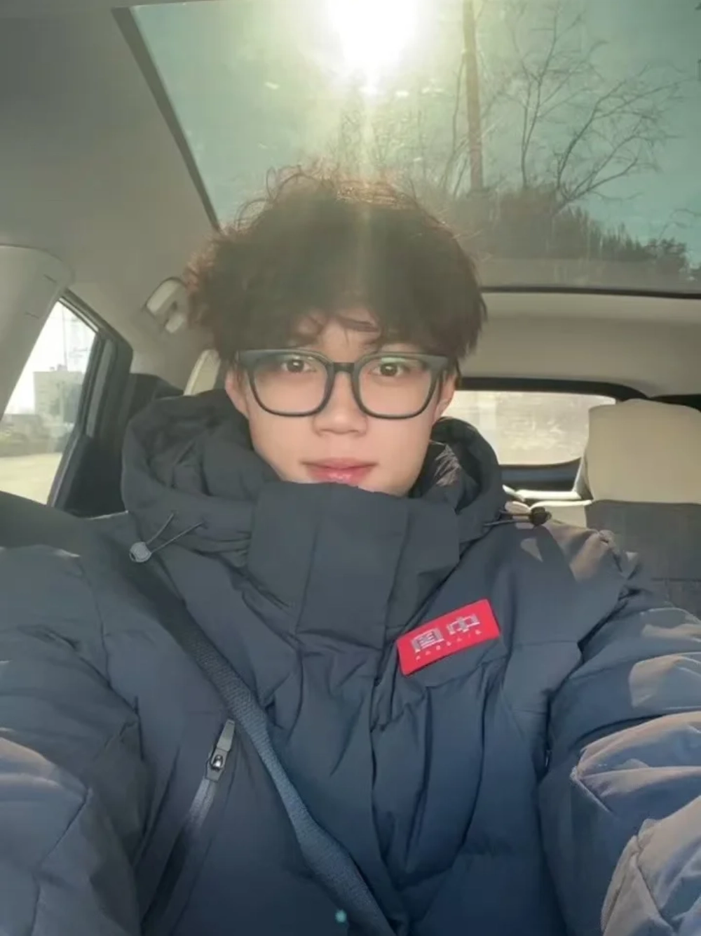 ảnh trai đẹp ngồi trên xe hơi