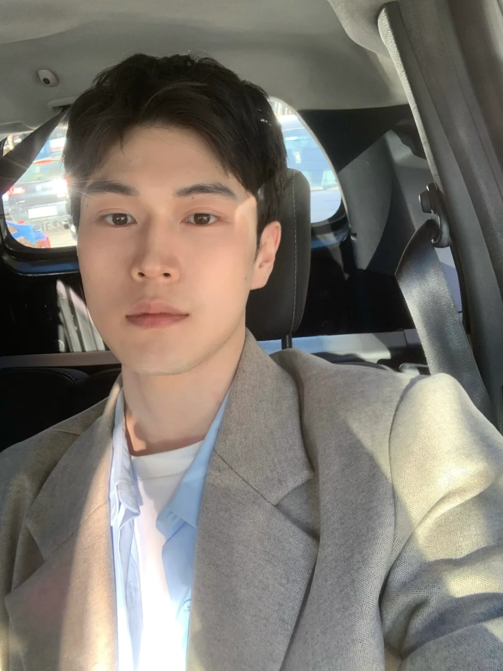 ảnh trai đẹp ngồi trên xe hơi