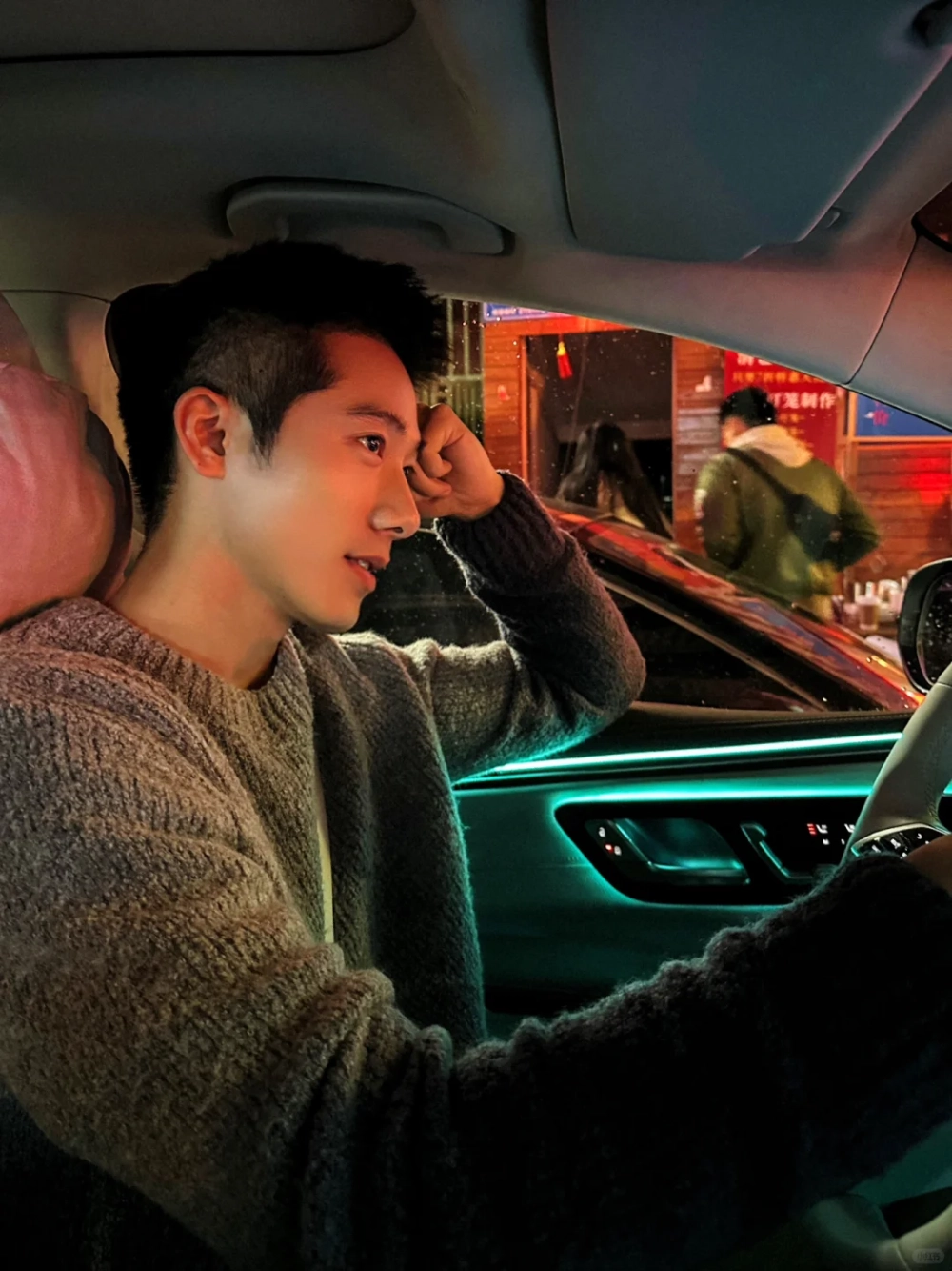 ảnh trai đẹp ngồi trên xe hơi