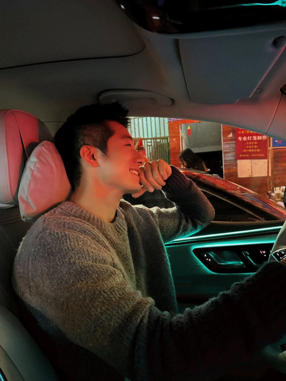 ảnh trai đẹp ngồi trên xe hơi