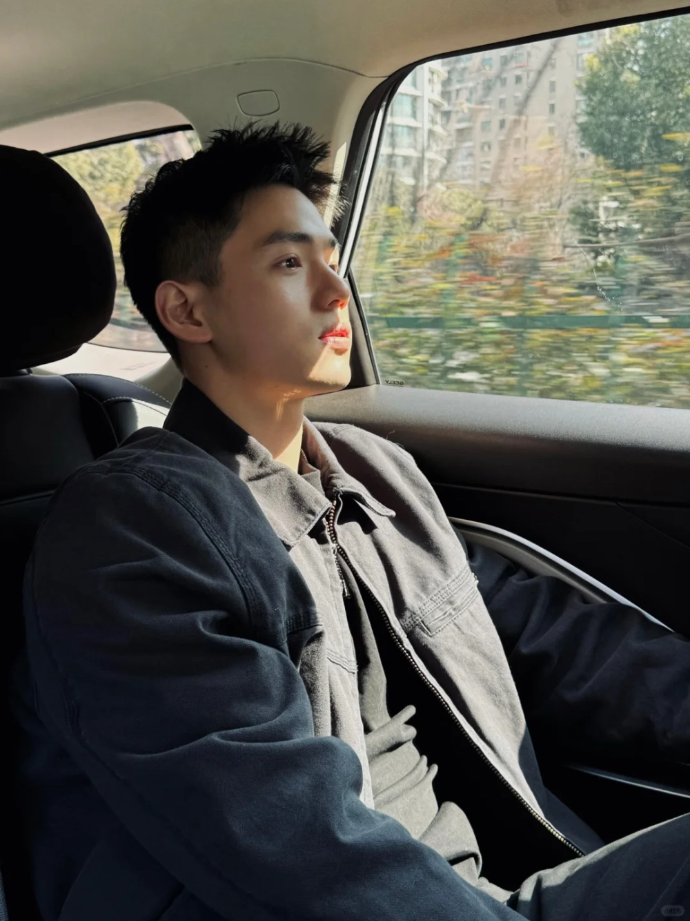 ảnh trai đẹp ngồi trên xe hơi