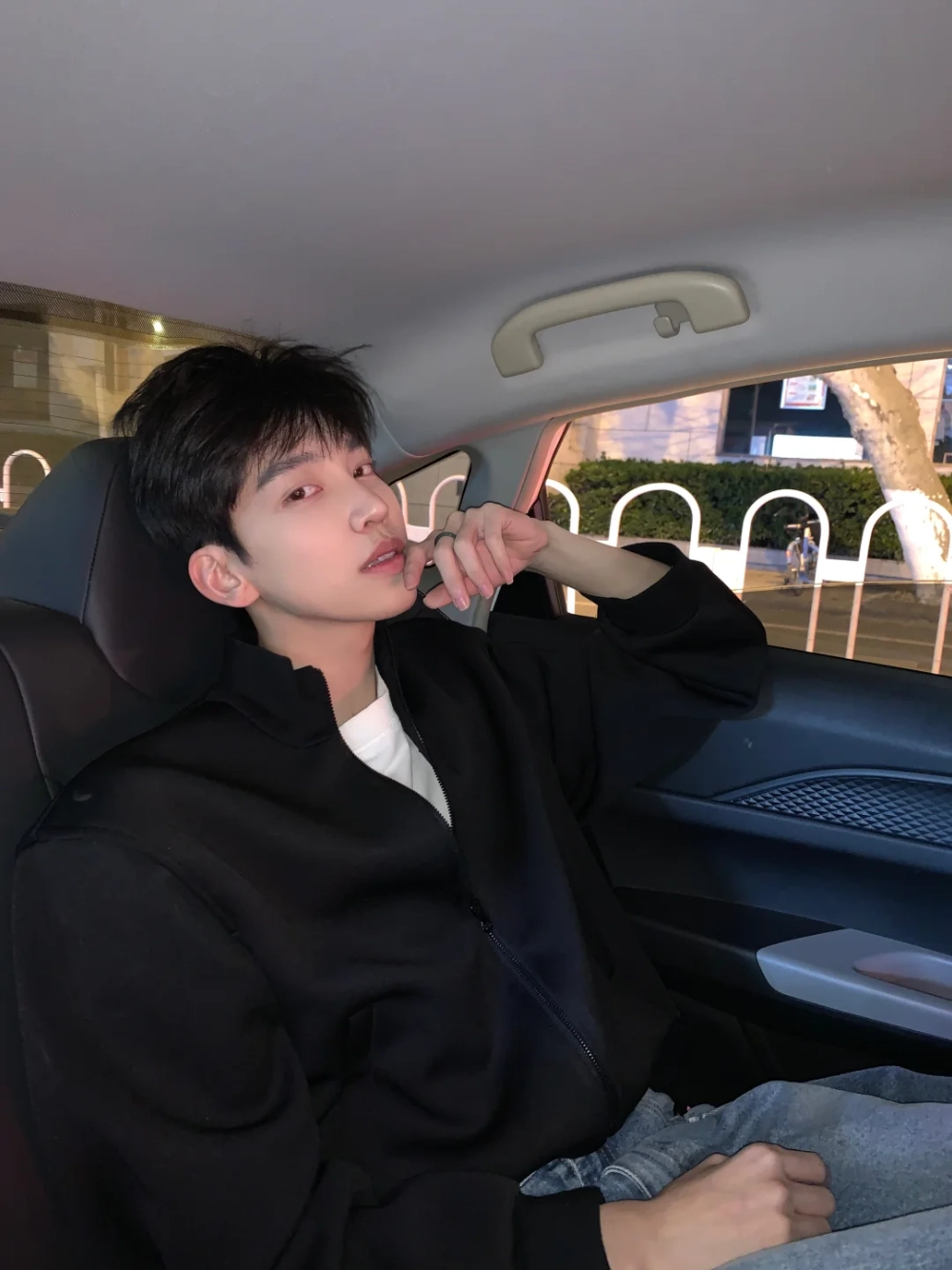 ảnh trai đẹp ngồi trên xe hơi