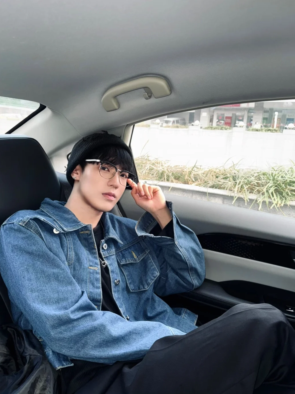ảnh trai đẹp ngồi trên xe hơi