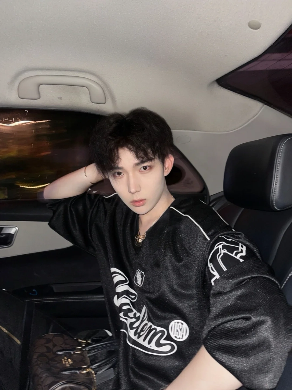 ảnh trai đẹp ngồi trên xe hơi