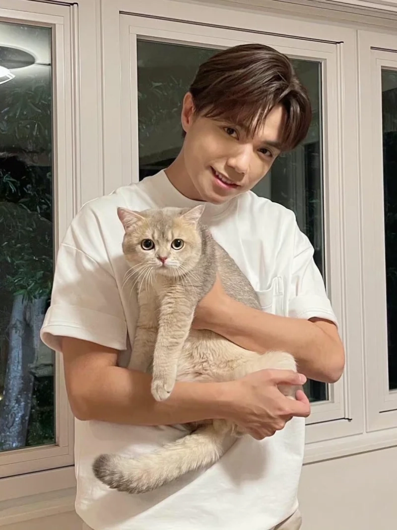 ảnh trai đẹp ôm mèo