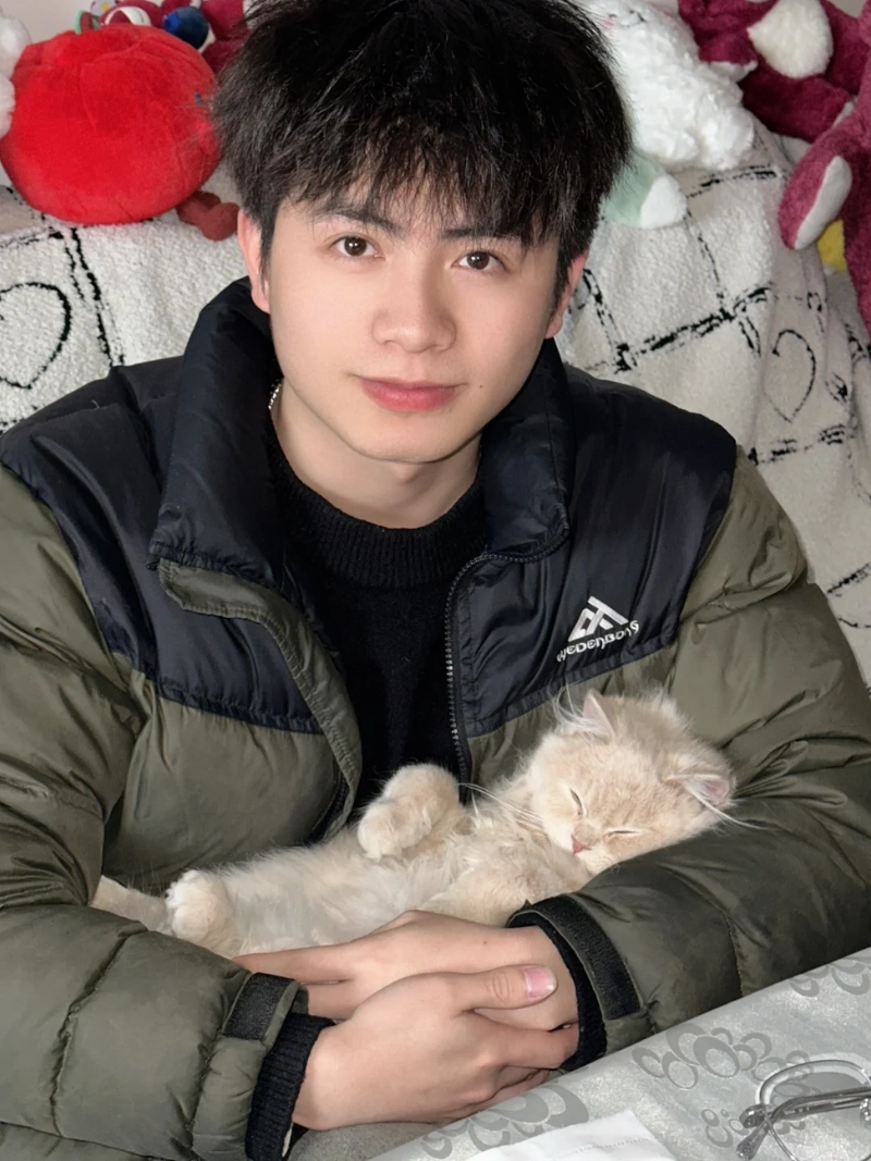 ảnh trai đẹp ôm mèo