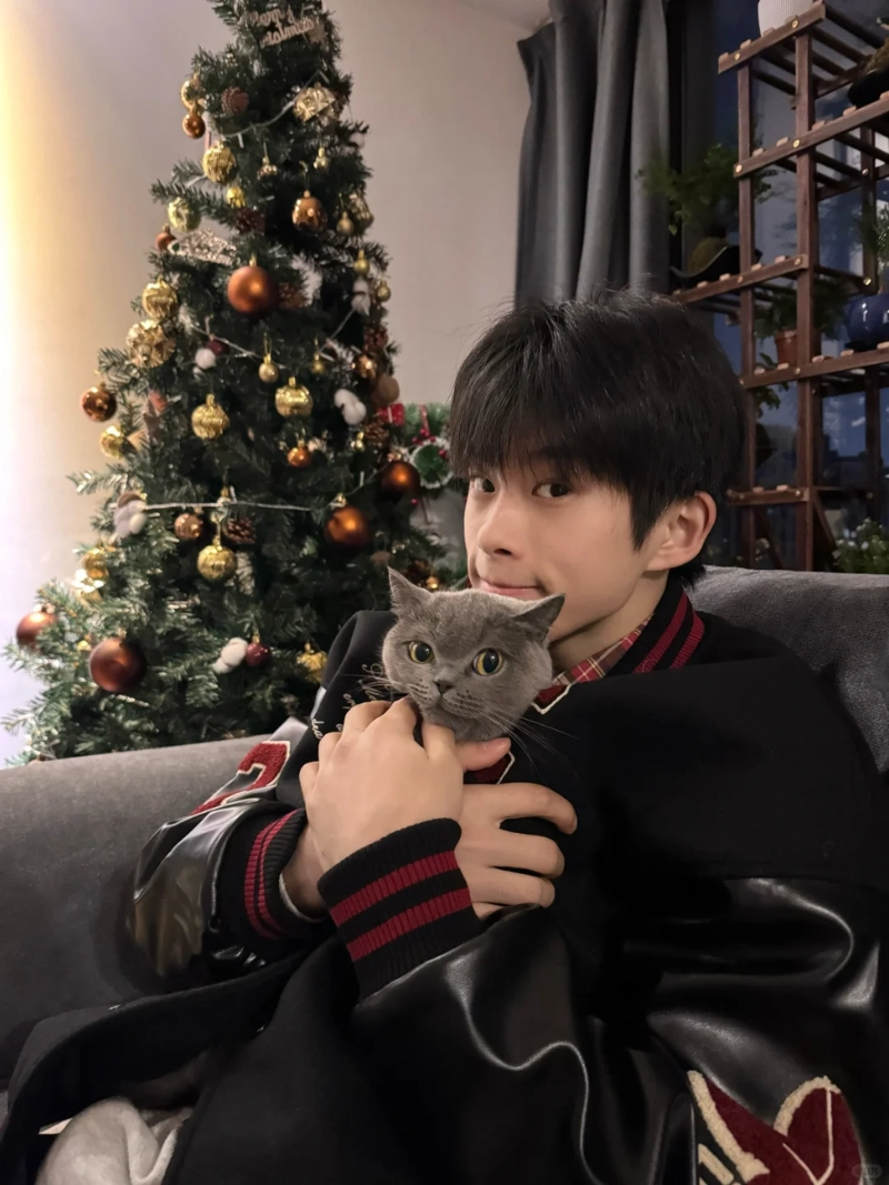 ảnh trai đẹp ôm mèo