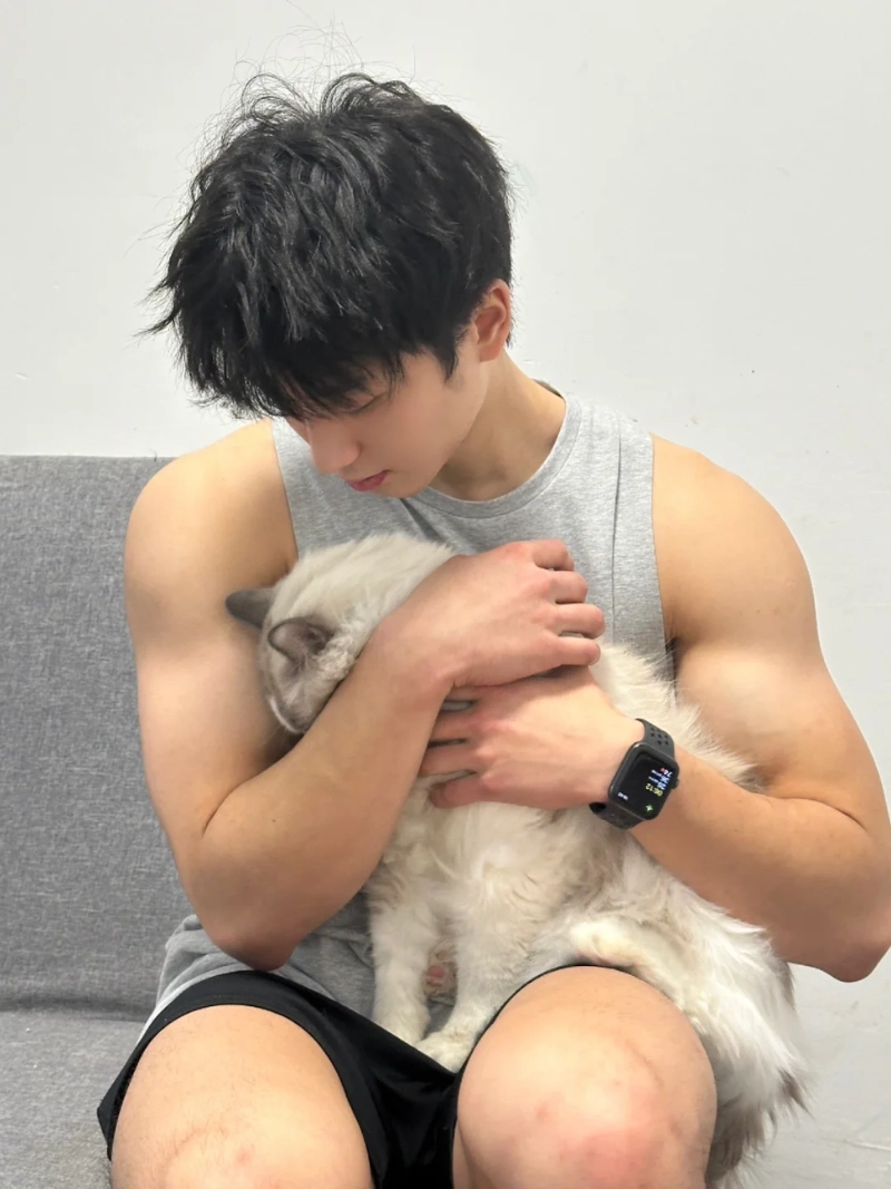 ảnh trai đẹp ôm mèo