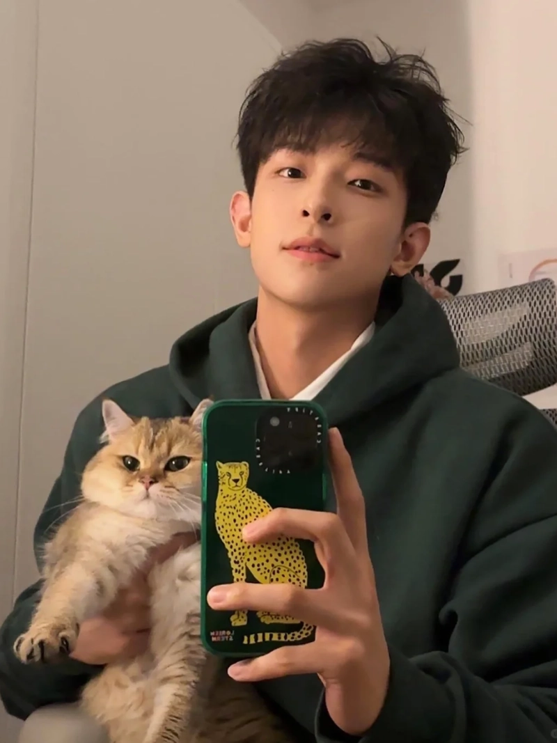 ảnh trai đẹp ôm mèo