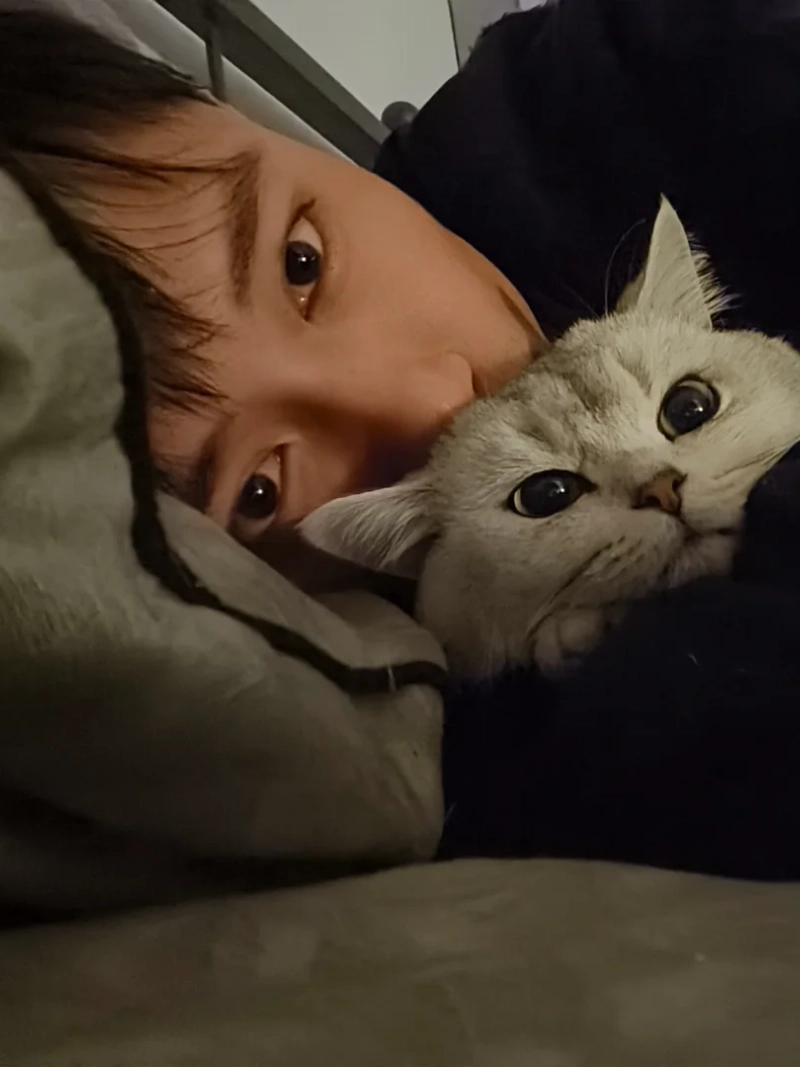 ảnh trai đẹp ôm mèo