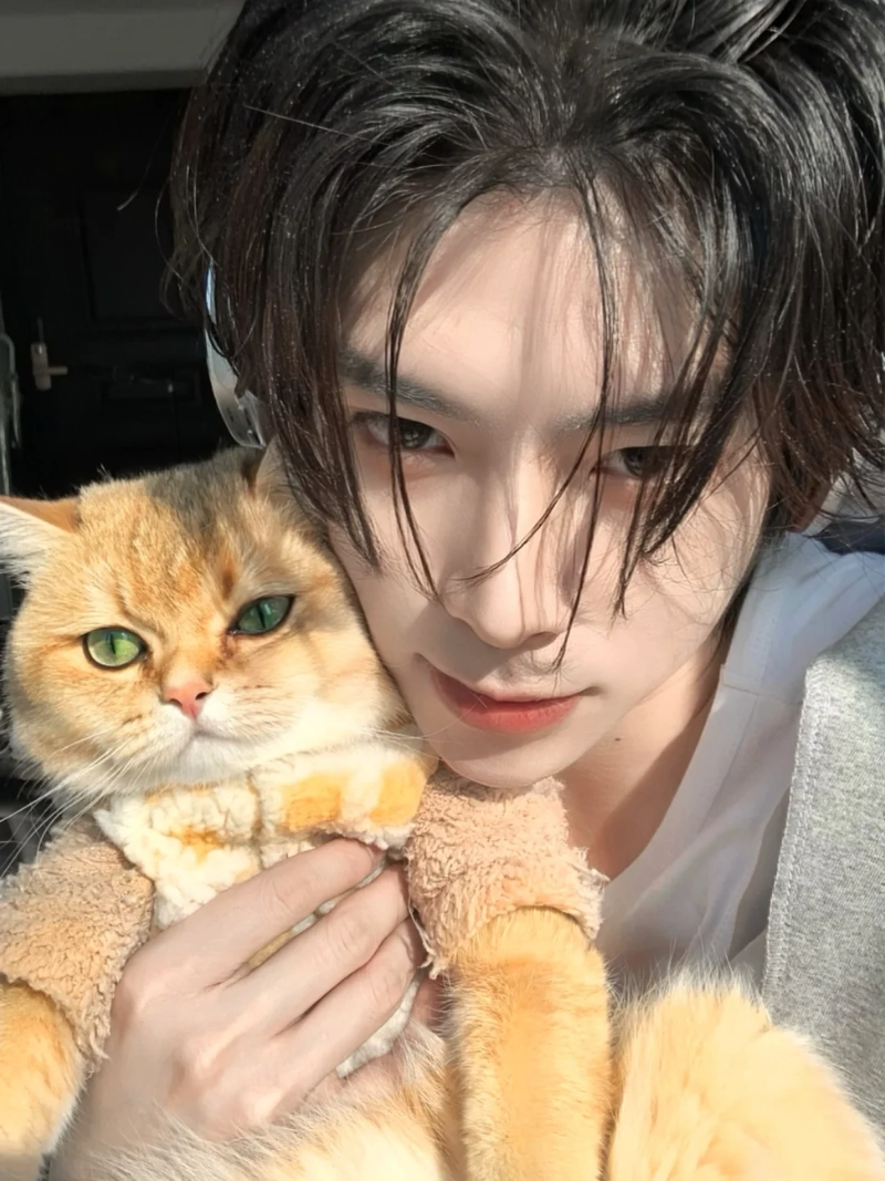 ảnh trai đẹp ôm mèo