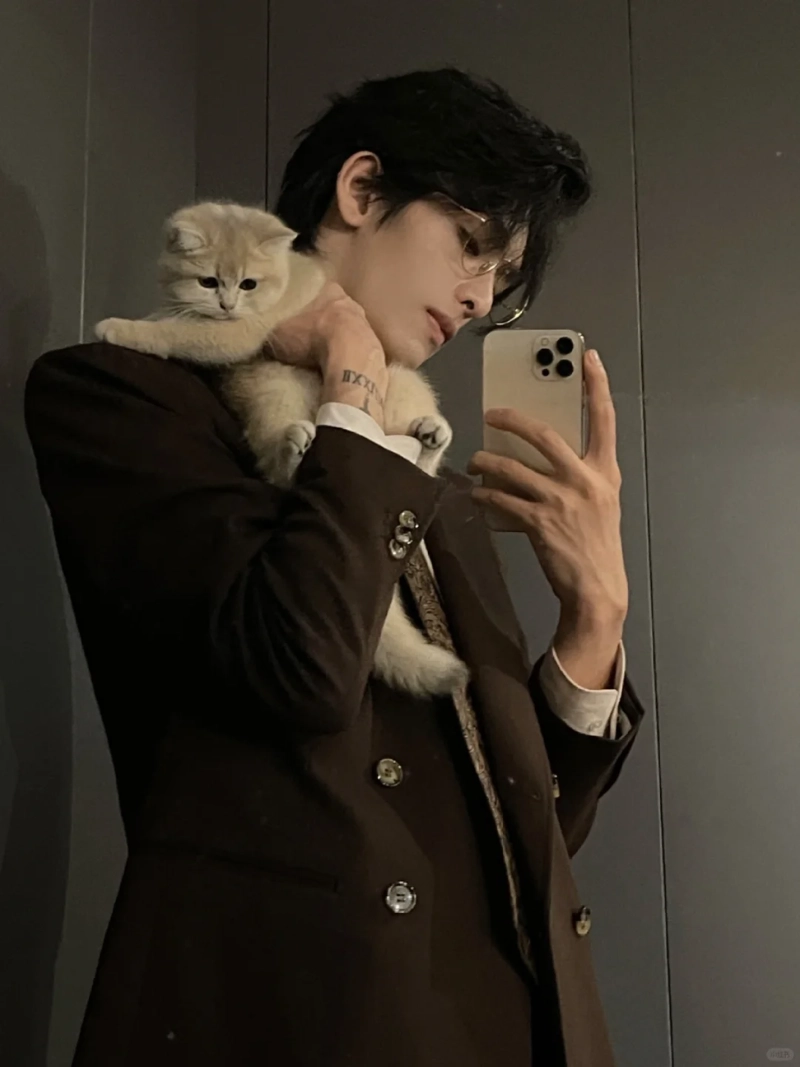 ảnh trai đẹp ôm mèo