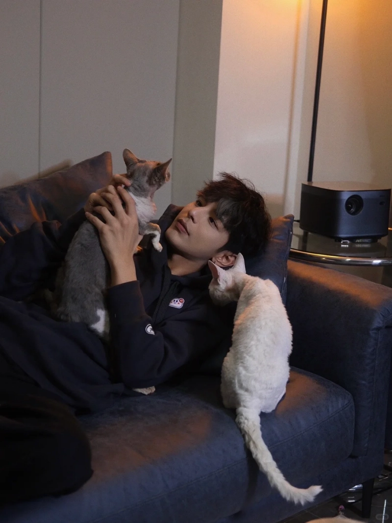 ảnh trai đẹp ôm mèo