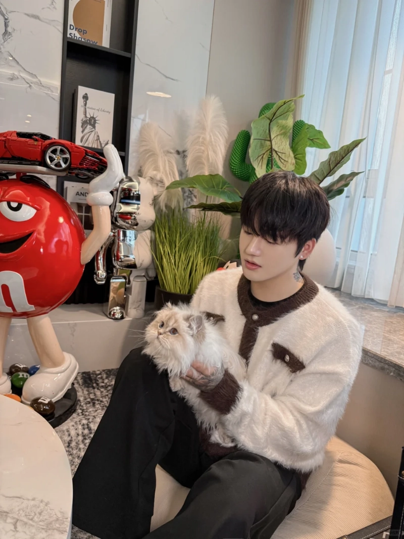 ảnh trai đẹp ôm mèo