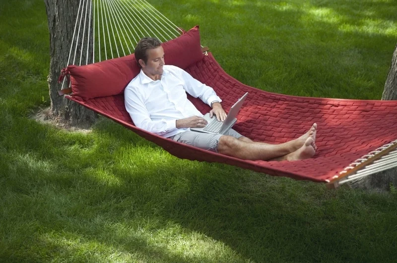 Hình ảnh trai nằm võng đẹp với phong cách thư giãn