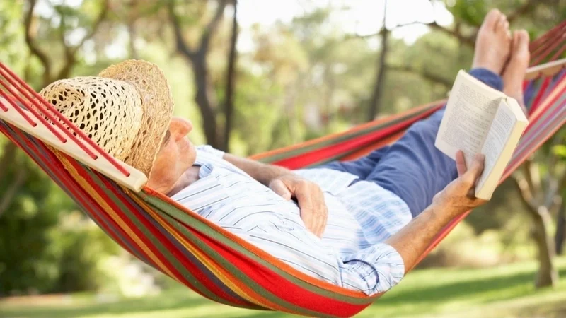 Ảnh trai nằm võng đẹp dưới ánh nắng hoàng hôn 