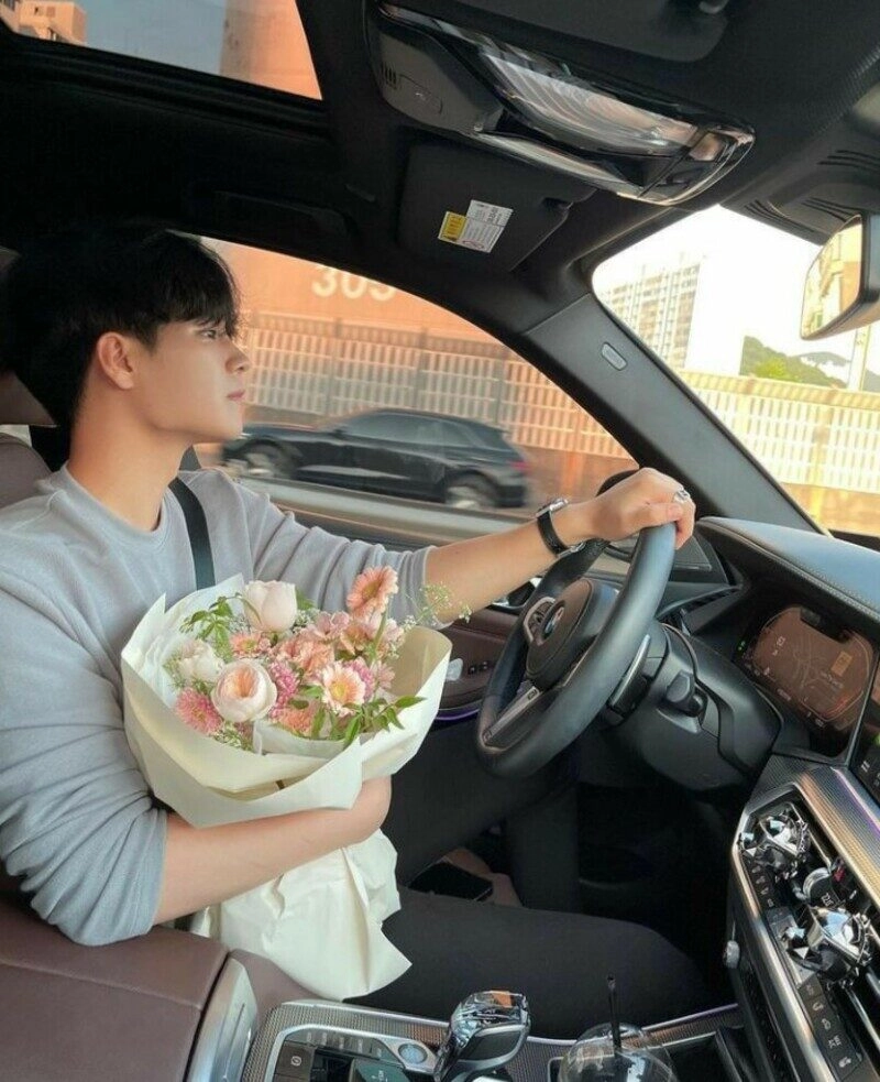 ảnh trai ngồi xe độ che mặt