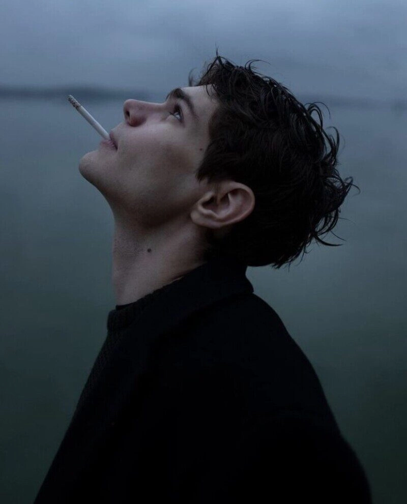 hình ảnh nam buồn hút thuốc