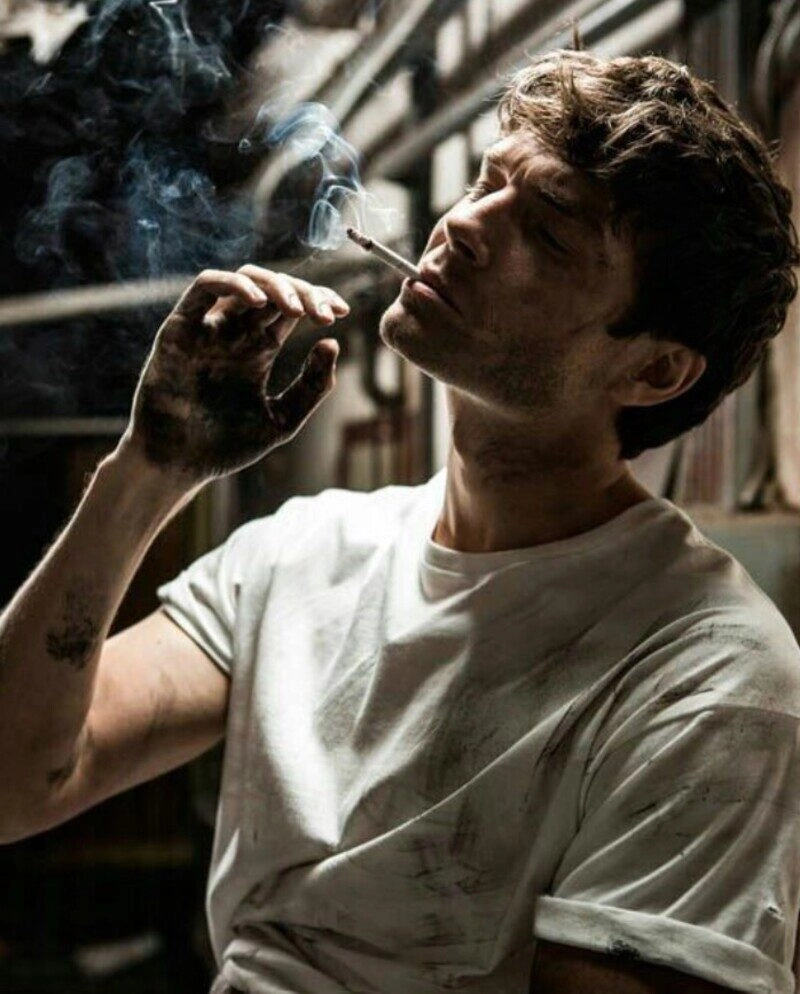 hình ảnh nam hút thuốc
