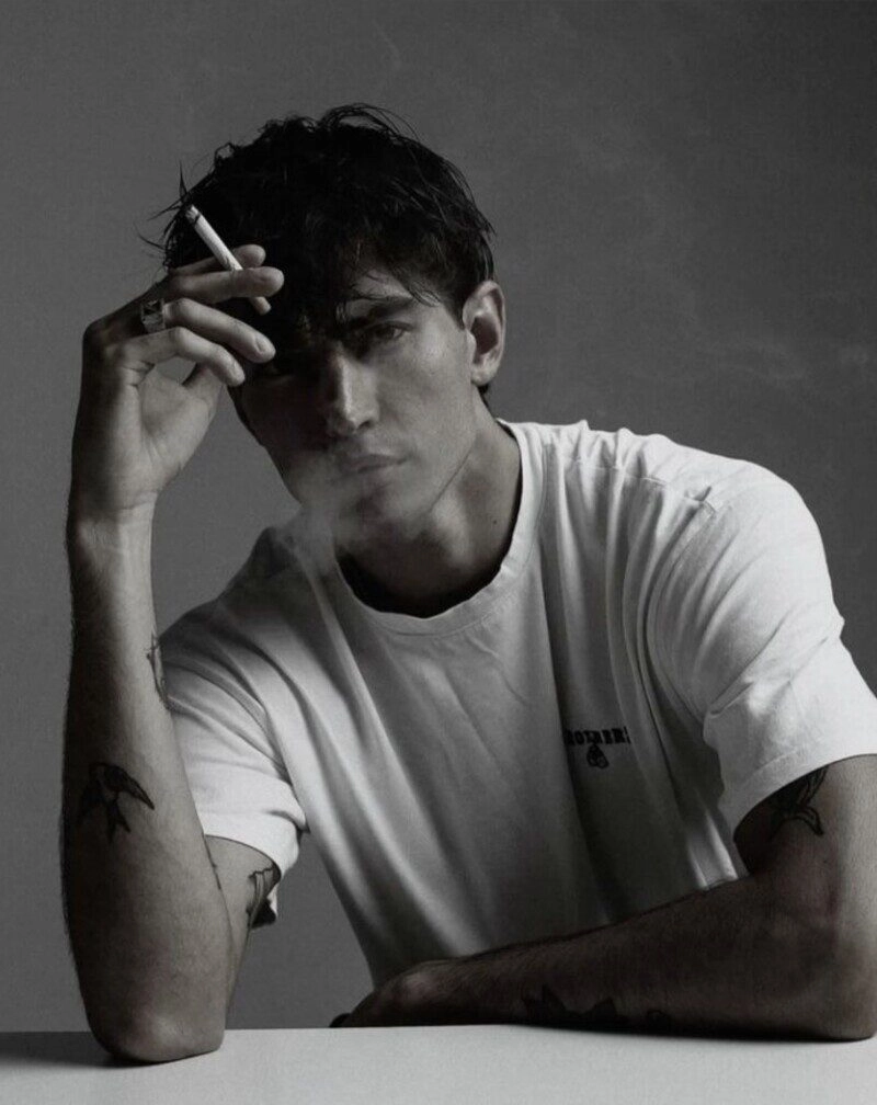 hình ảnh nam hút thuốc ngầu