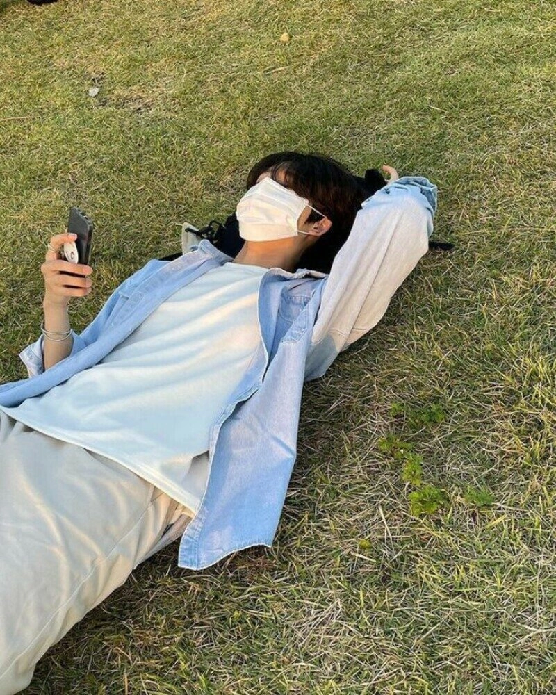 hình ảnh nằm trên bãi cỏ