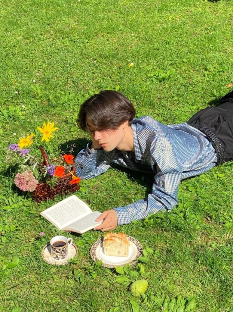 hình ảnh nằm trên bãi cỏ