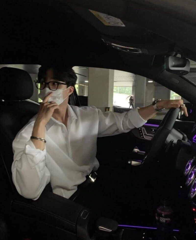 Cool ngầu 132+ ảnh trai đẹp lái xe hơi chững chạc, sang chảnh