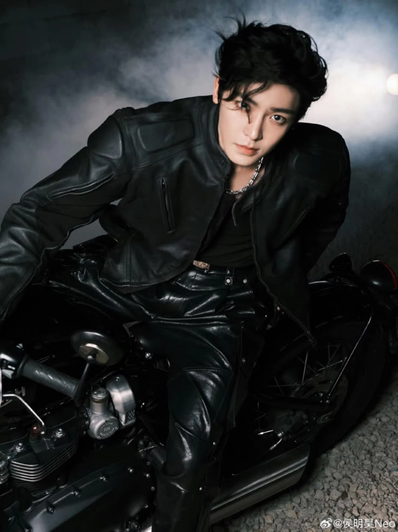 ảnh nam mặc đồ đen ngầu