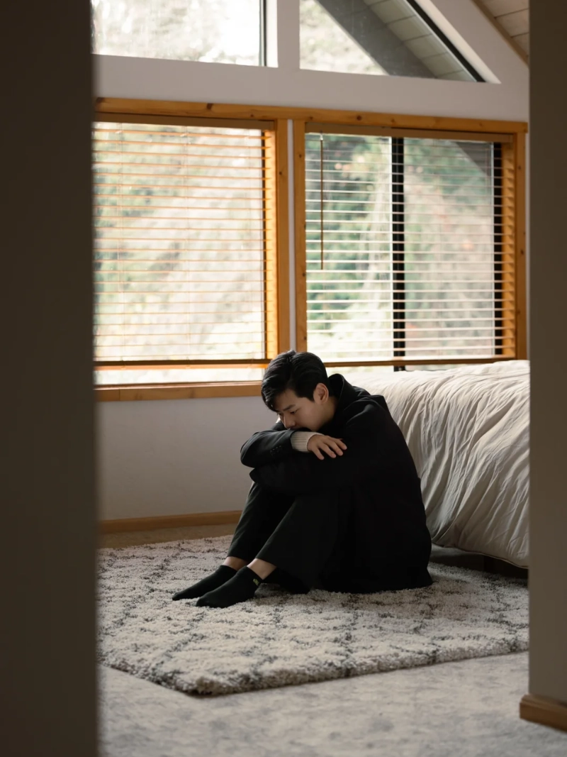 ảnh nam ngồi buồn