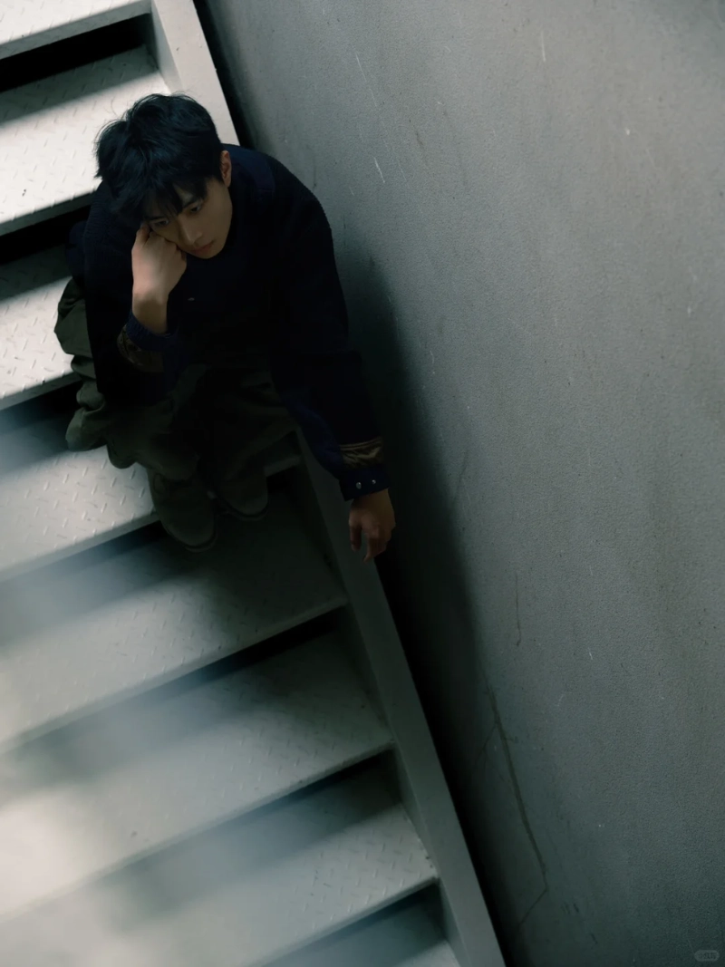 ảnh nam ngồi buồn