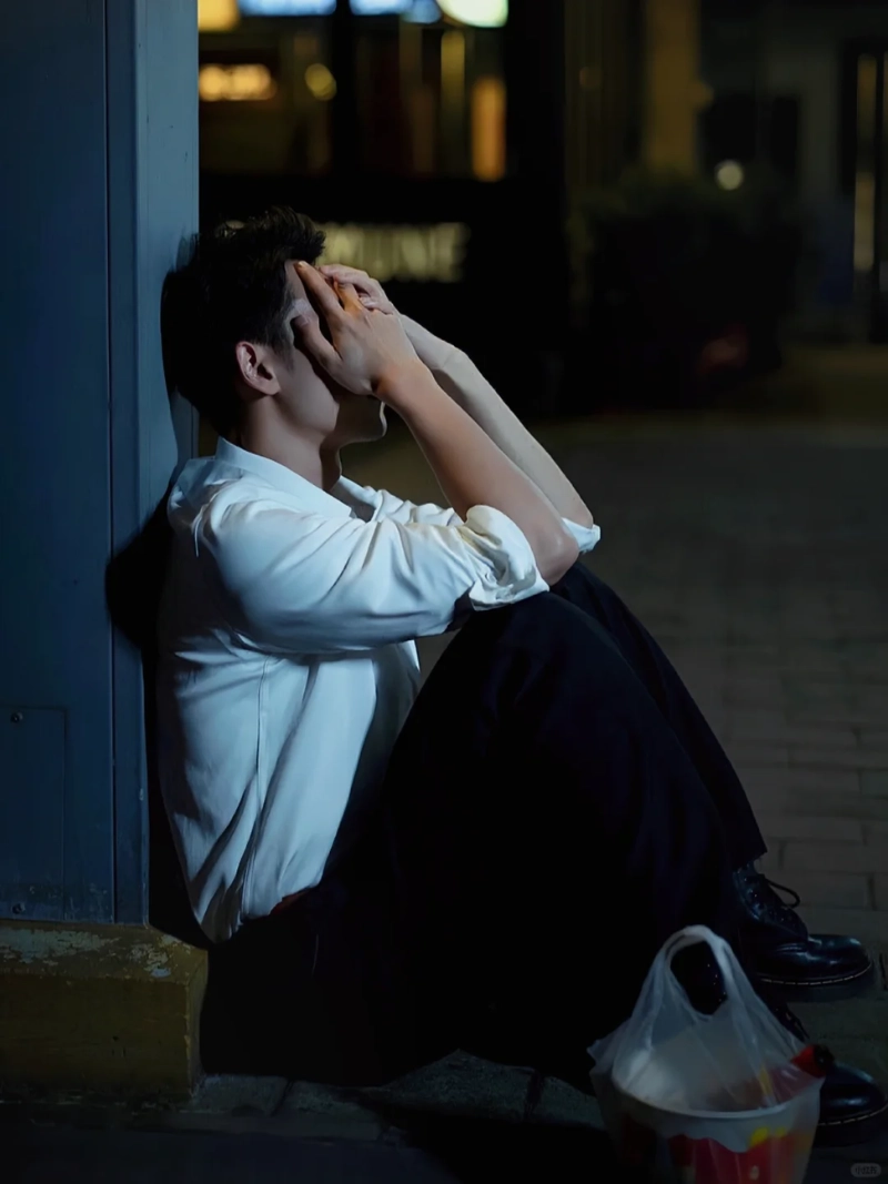 ảnh nam ngồi buồn