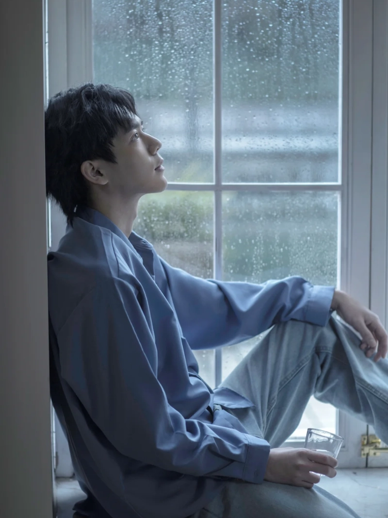 ảnh nam ngồi buồn