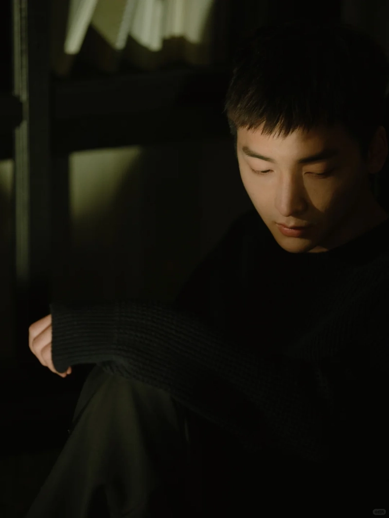 ảnh nam ngồi buồn