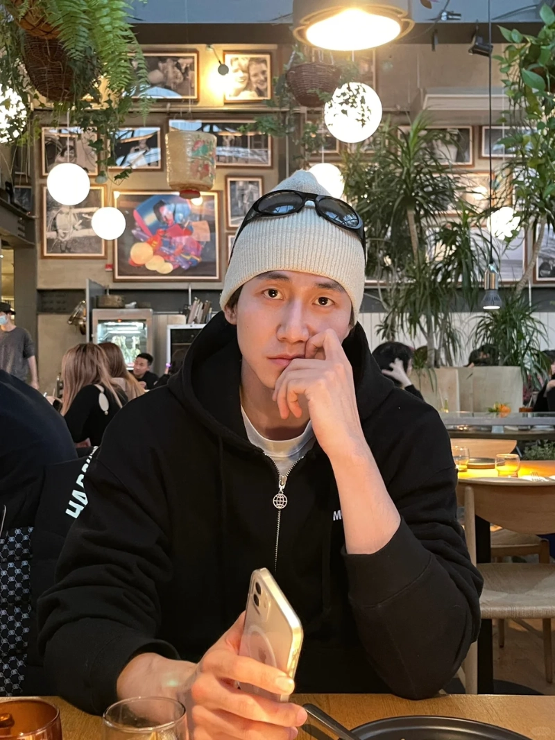 ảnh nam ngồi buồn