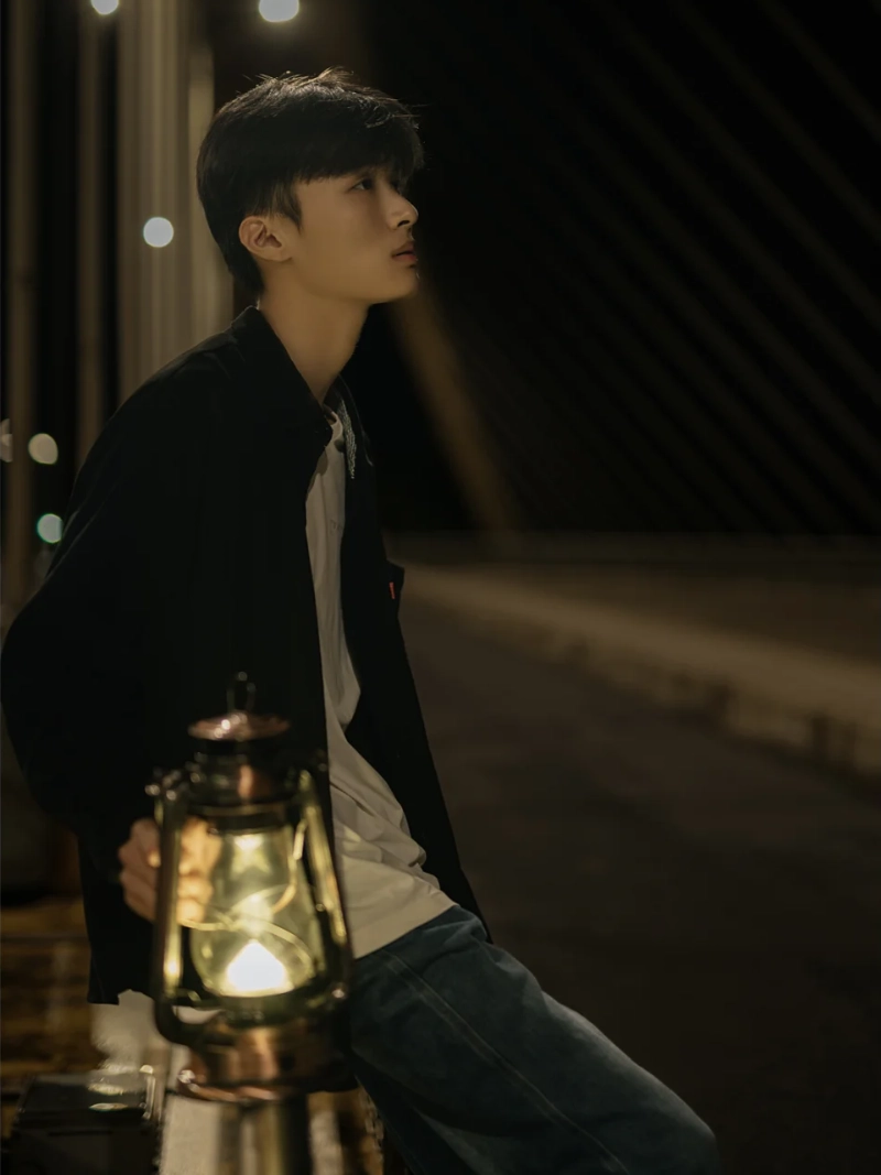 ảnh nam ngồi buồn