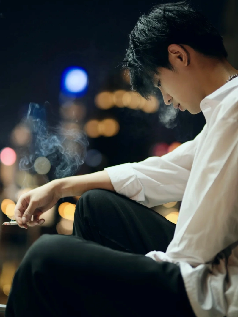 ảnh nam ngồi buồn