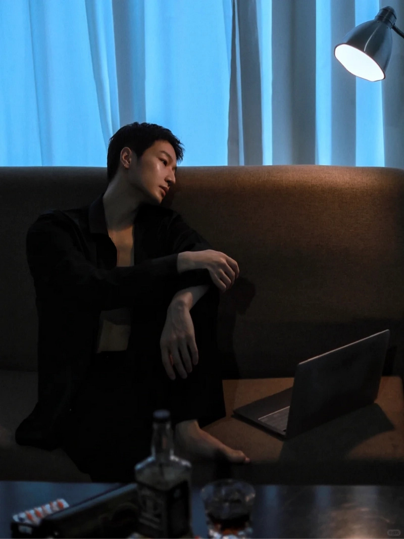 ảnh nam ngồi buồn