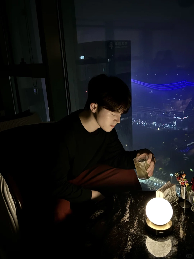 ảnh nam ngồi buồn