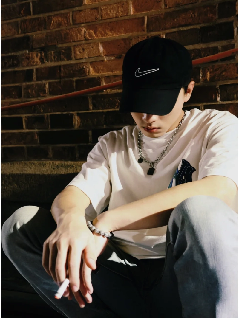 ảnh nam ngồi buồn