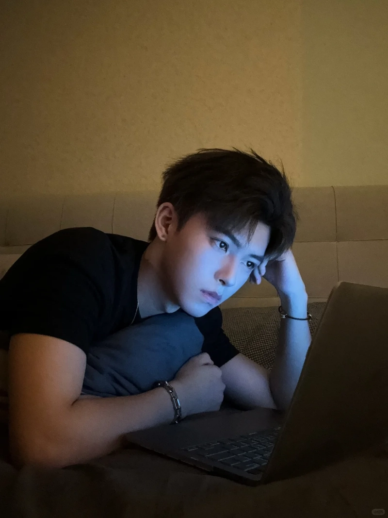 ảnh nam ngồi buồn