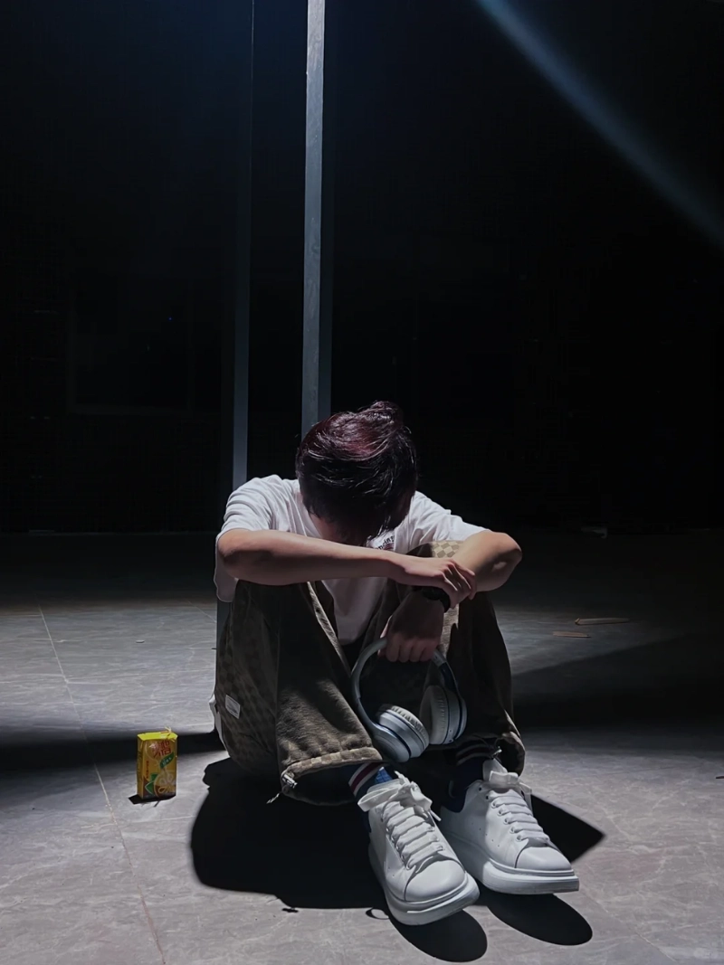 ảnh nam ngồi buồn