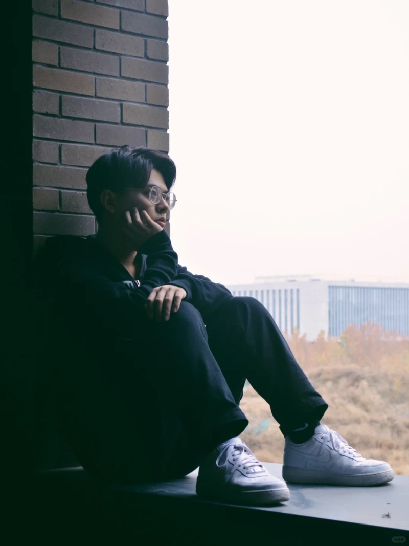 ảnh nam ngồi buồn