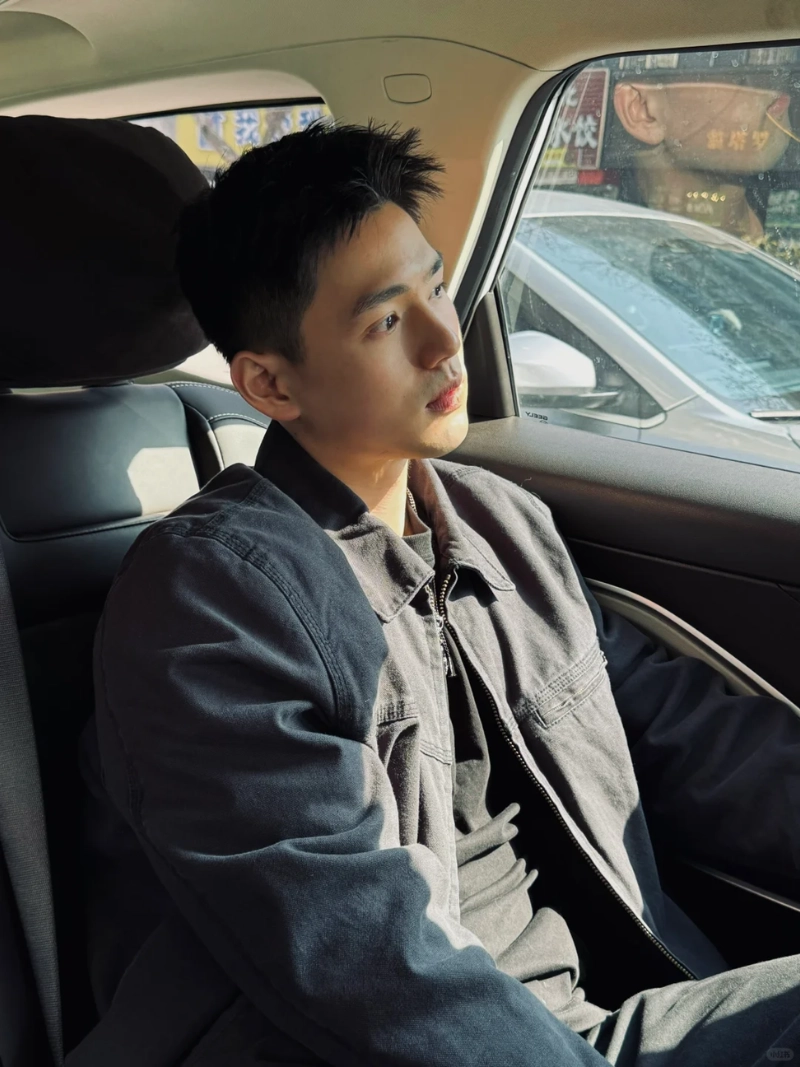 ảnh nam ngồi buồn