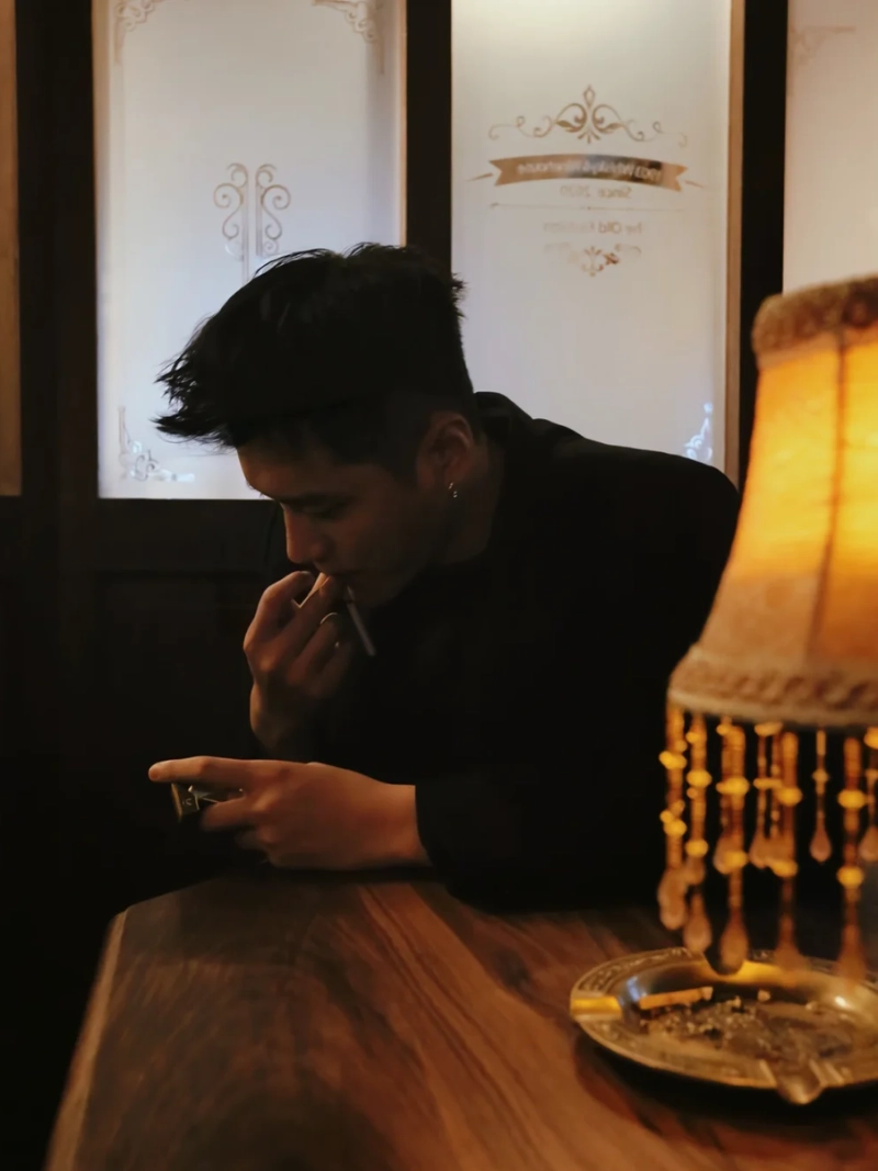 ảnh nam ngồi buồn