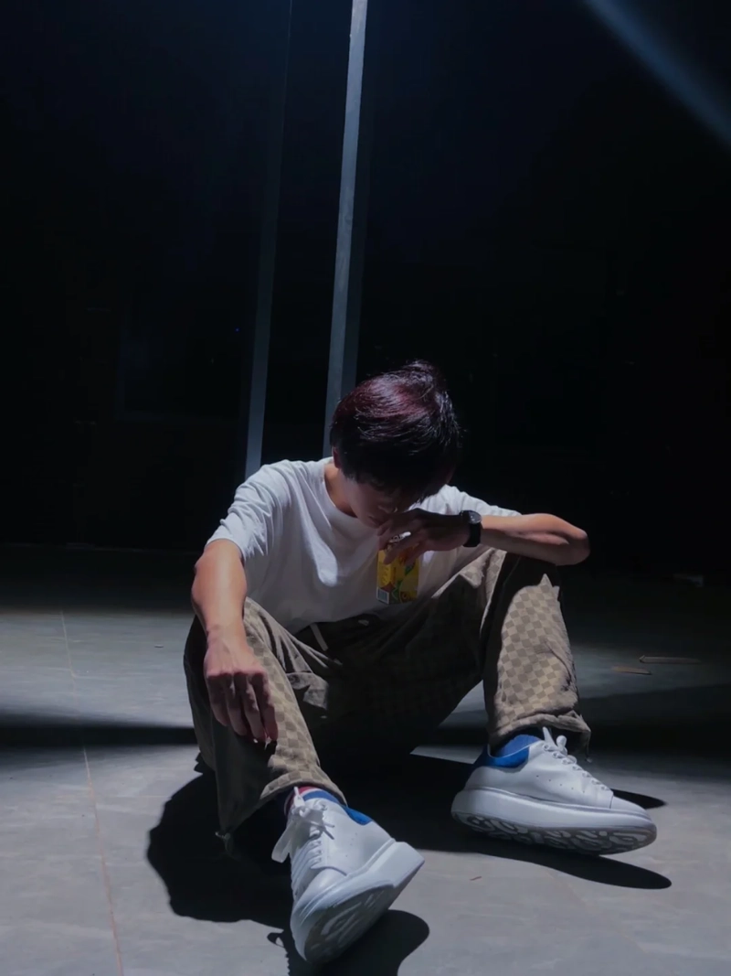 ảnh nam ngồi buồn