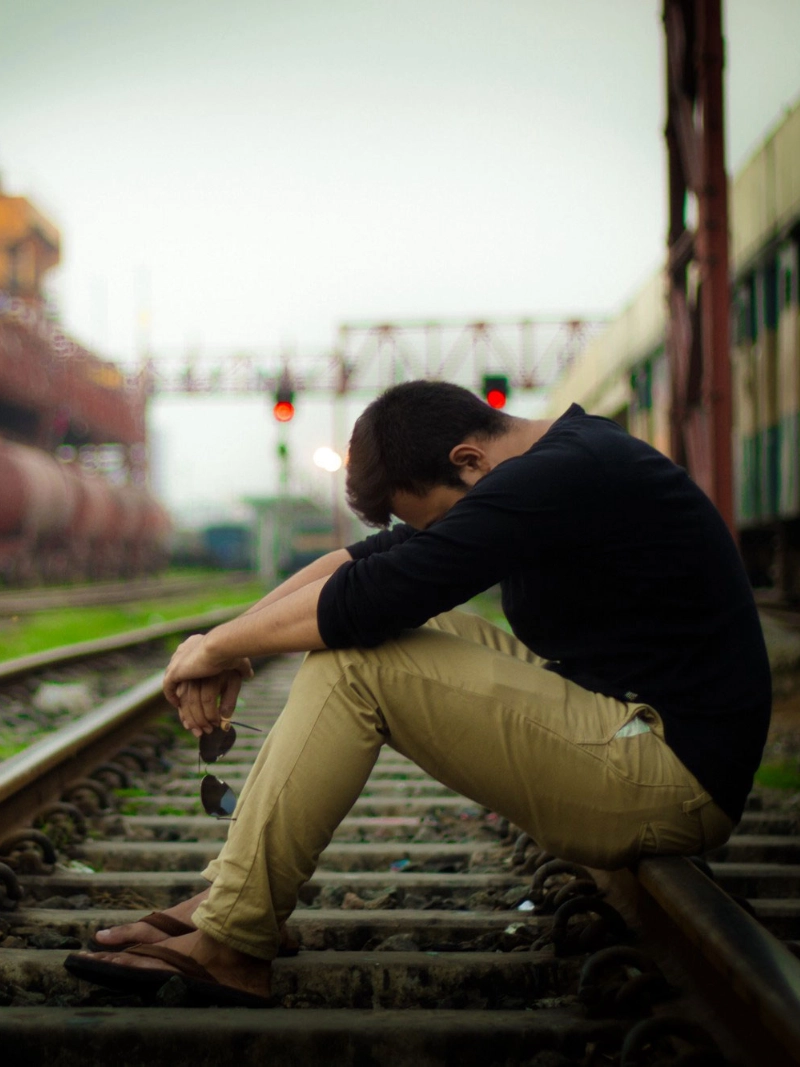 ảnh nam ngồi buồn