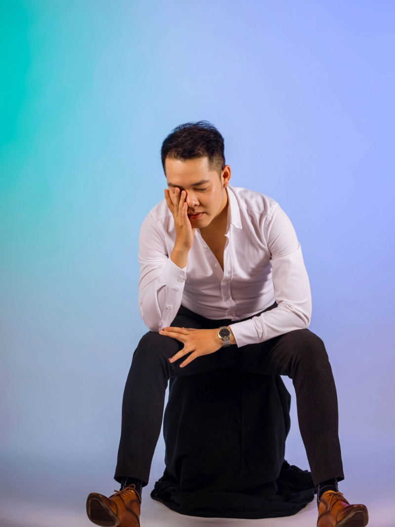 ảnh nam ngồi buồn