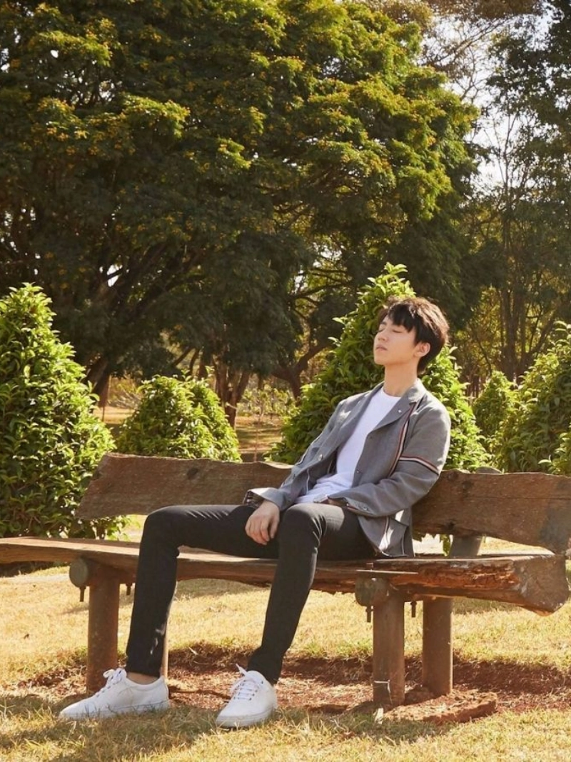 ảnh nam ngồi buồn